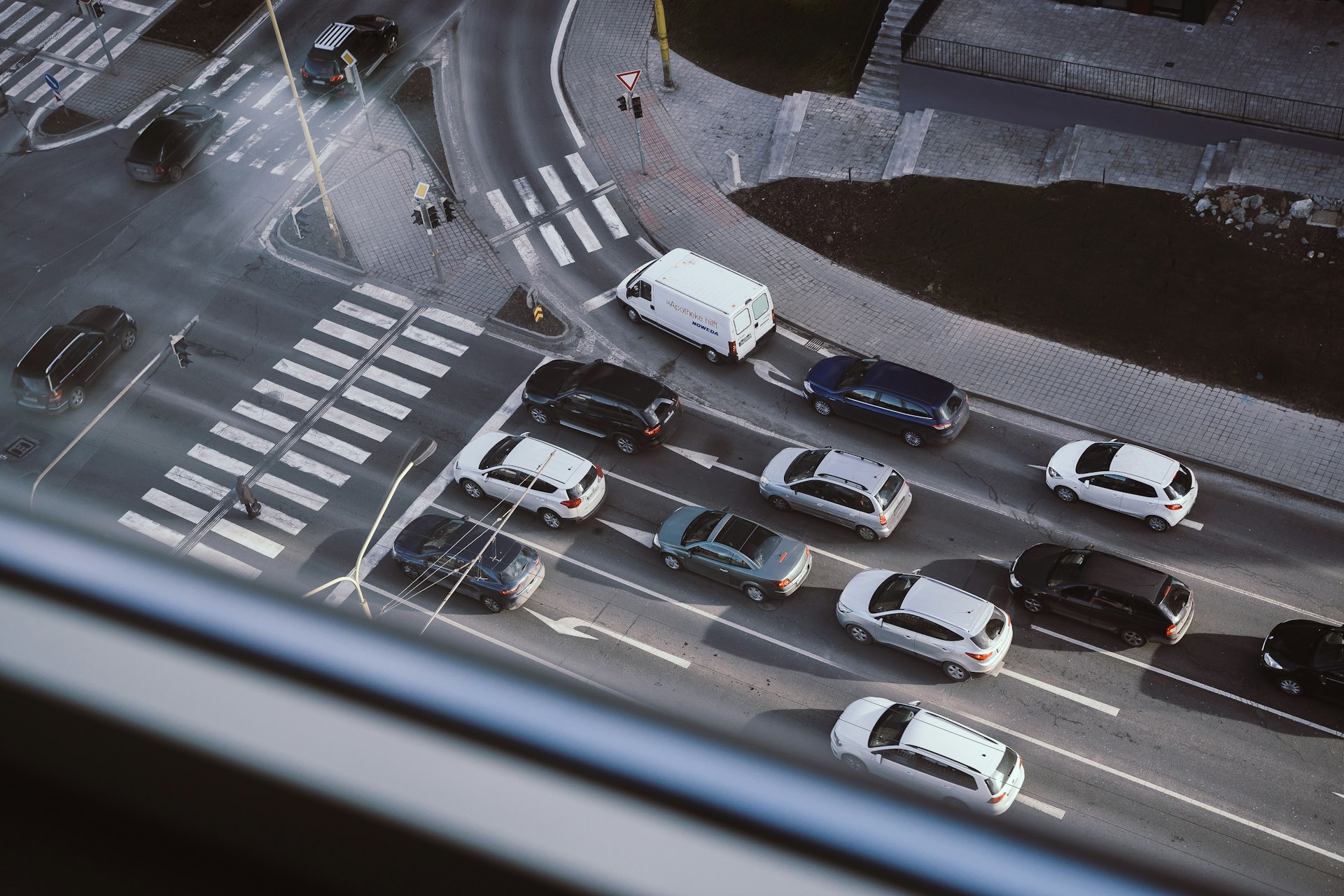 How Car-to-Infrastructure Communication Systems Are Transforming Road Safety and Mobility